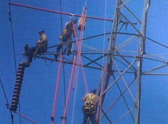 equipo-expertos-en-linea-etesa-realizan-remplazo-