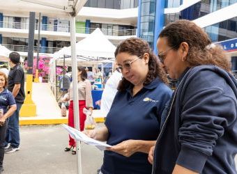 colaboradores-disfrutaron-del-mercadito-etesa